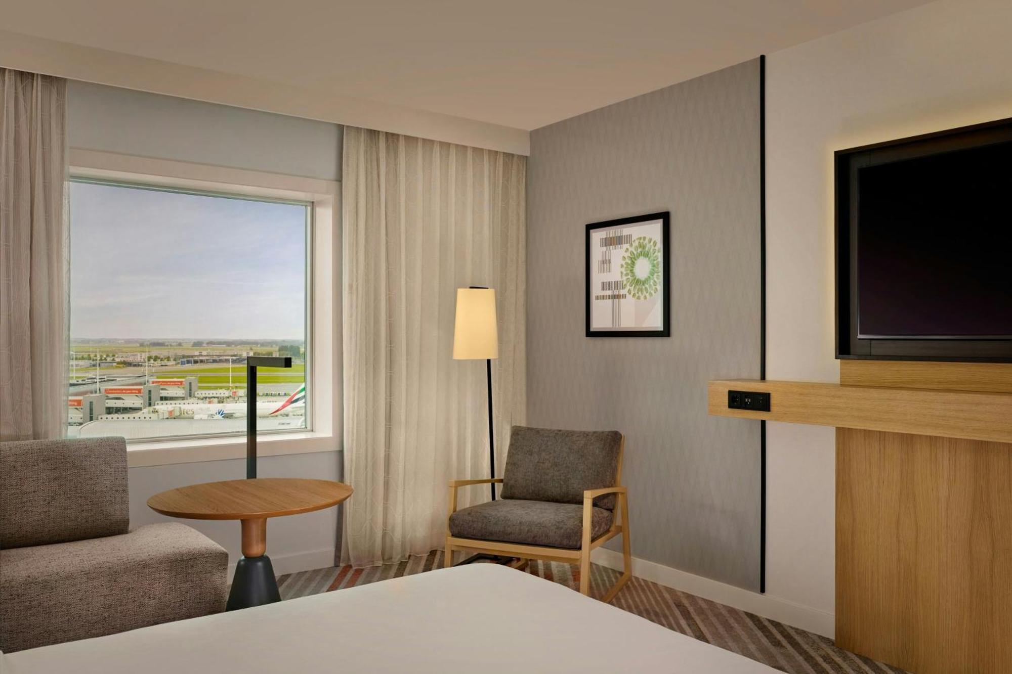 Deluxe, Guest room, King, Airport view,1633676343:JPEG